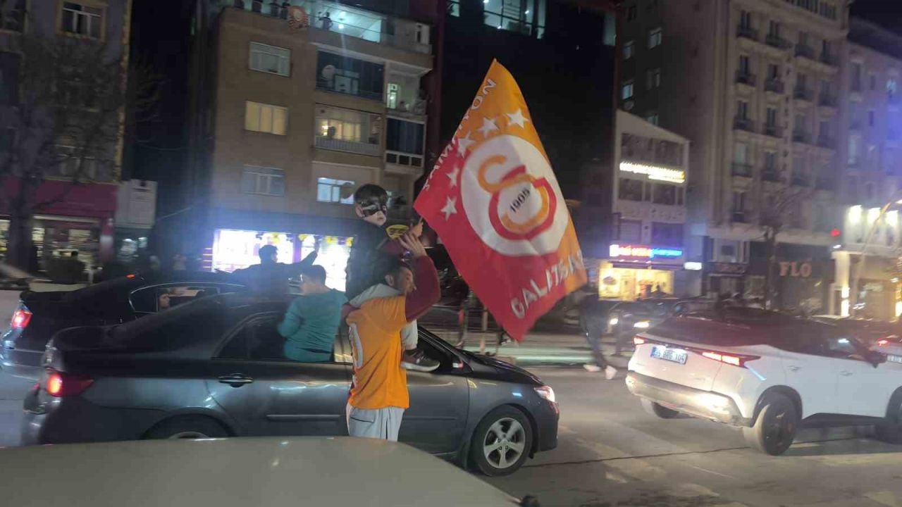 Muş’ta derbi galibiyeti kutlandı