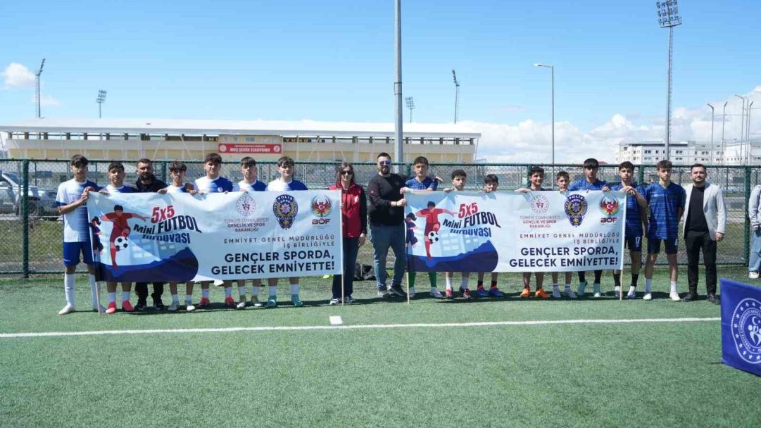 Muş’ta "Gençler Sahada, Gelecek Emniyette" turnuvası başladı