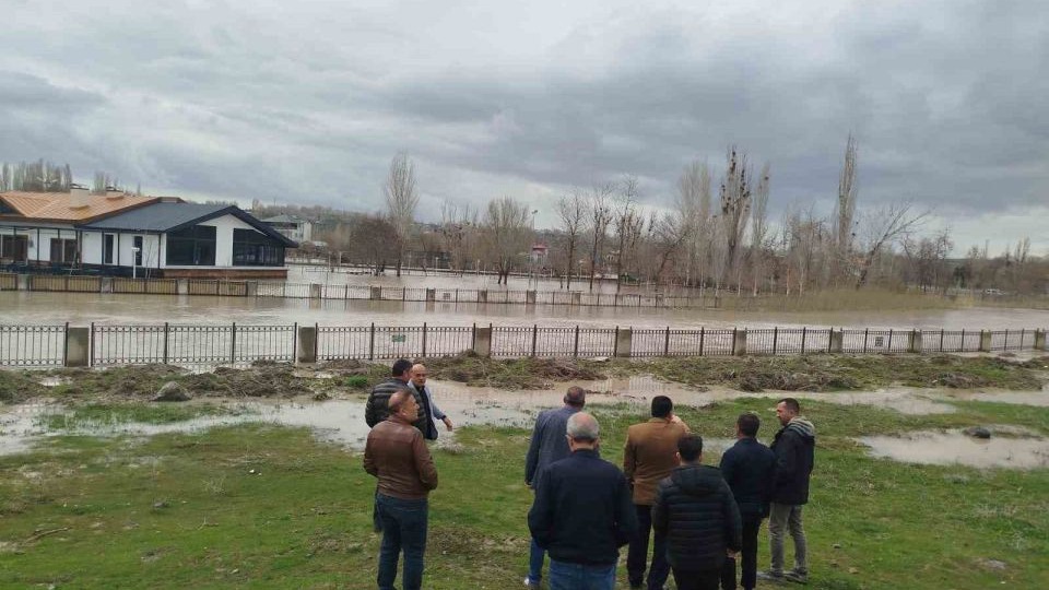 Muş'un Malazgirt ilçesinde sağanak yağış su baskınlarına yol açtı