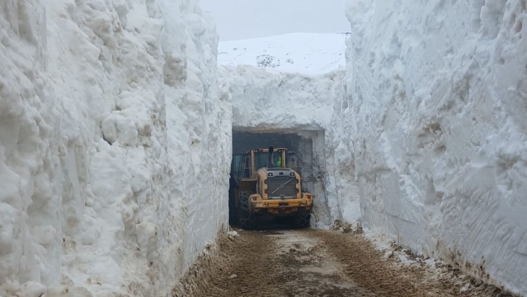 Nisan ayında 4 metrelik kar tünellerinde çalışma
