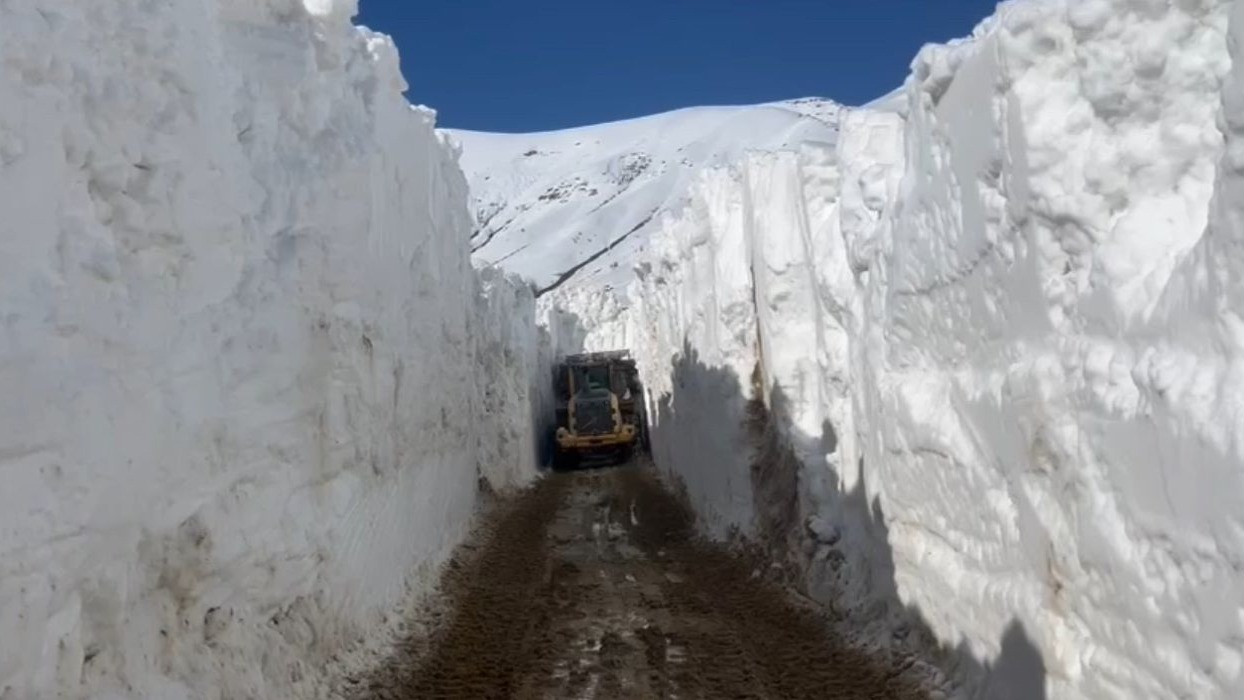 Nisan ayında 6 metrelik kar tünelleri