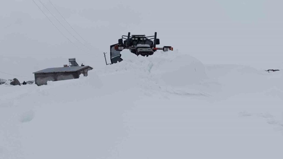 Nisan ayında karla mücadele