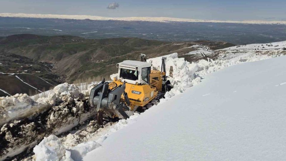 Nisan ortasında karla mücadele sürüyor