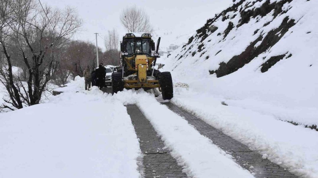 Nisan ortasında yoğun kar mesaisi devam ediyor