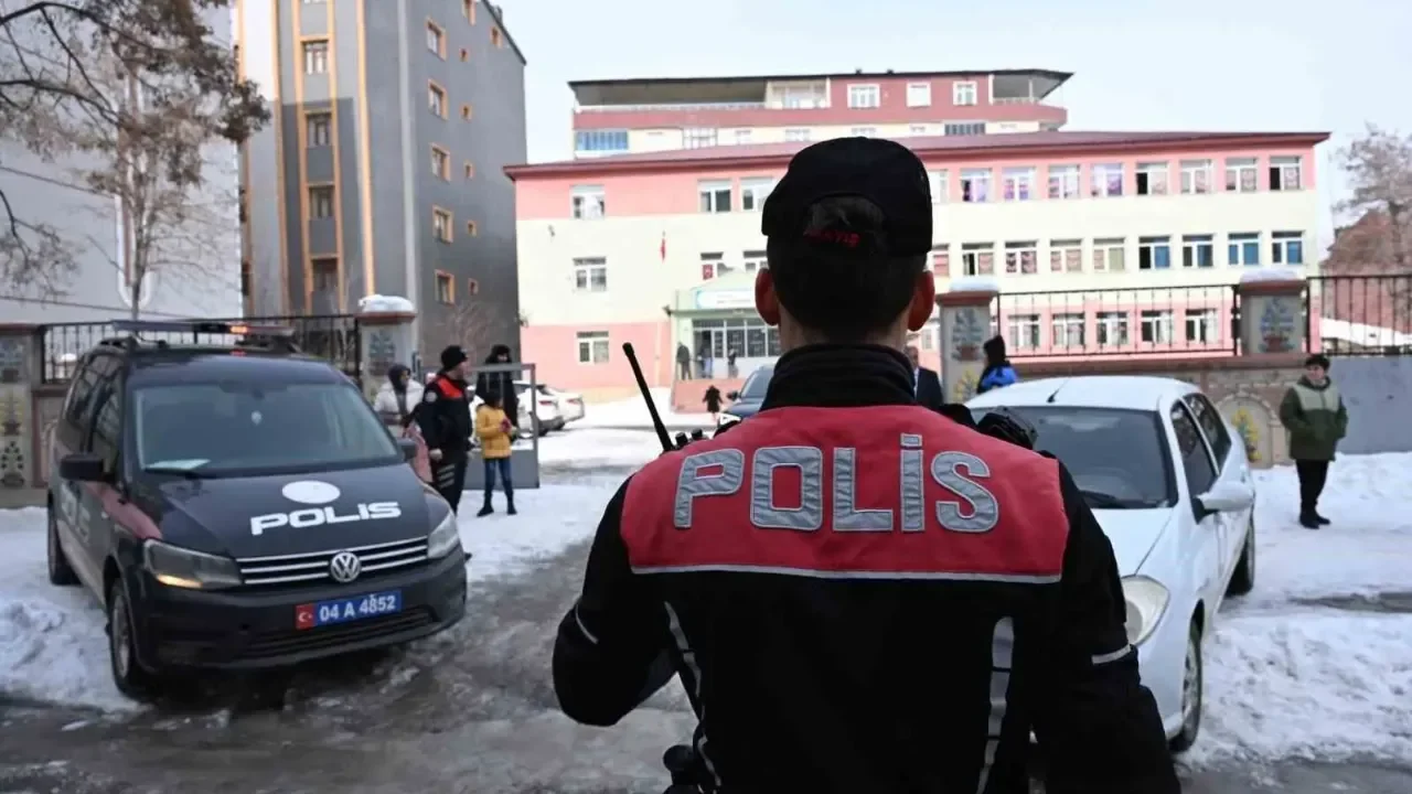 Okul Önlerinde Güvenlik Alarmı: Türkiye Genelinde Tedbirler Artırıldı