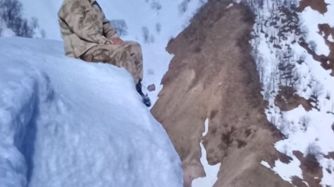 Oturduğu Buz Kütlesinin Kırılması ile Uçuruma Düşen Güvenlik Korucusu Öldü