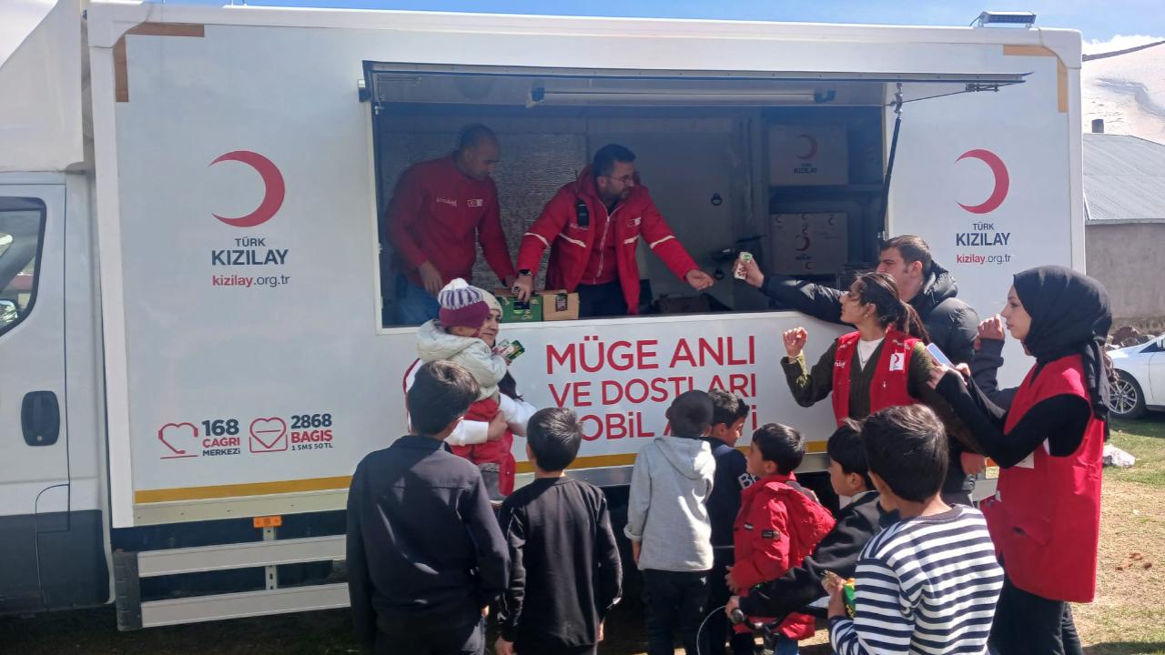 Patnos’taki 4.3’lük deprem sonrası Kızılay sahada