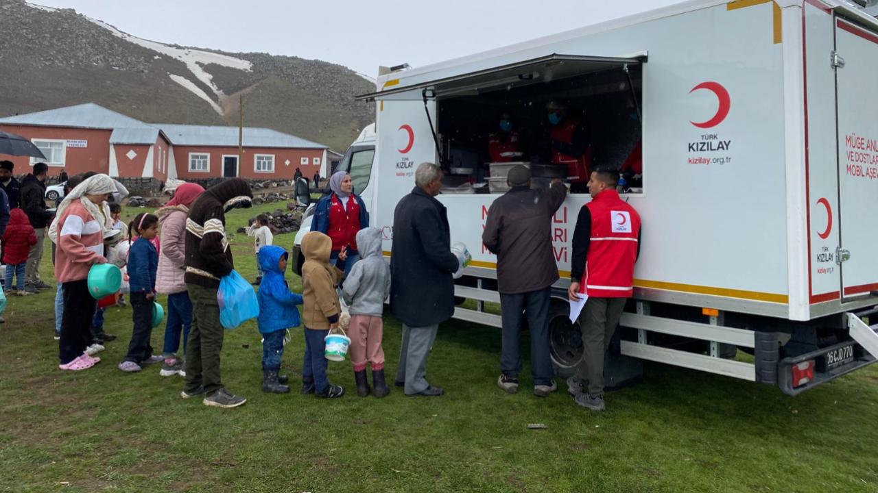 Patnos’taki 4.3’lük deprem sonrası Kızılay sahada