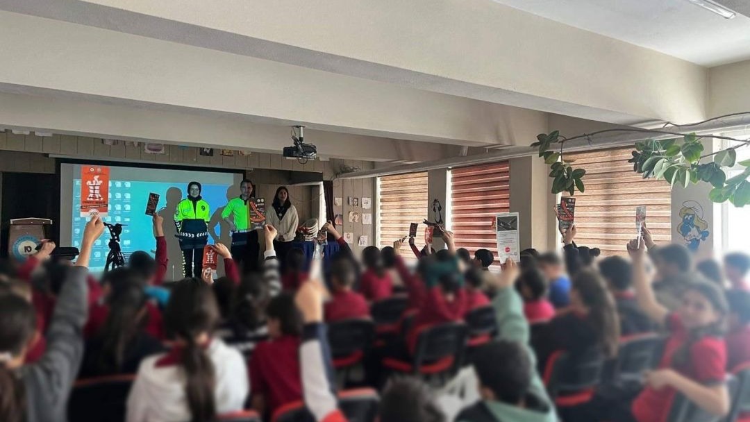 Polis öğrenci ve öğretmenlere trafik eğitimi verdi