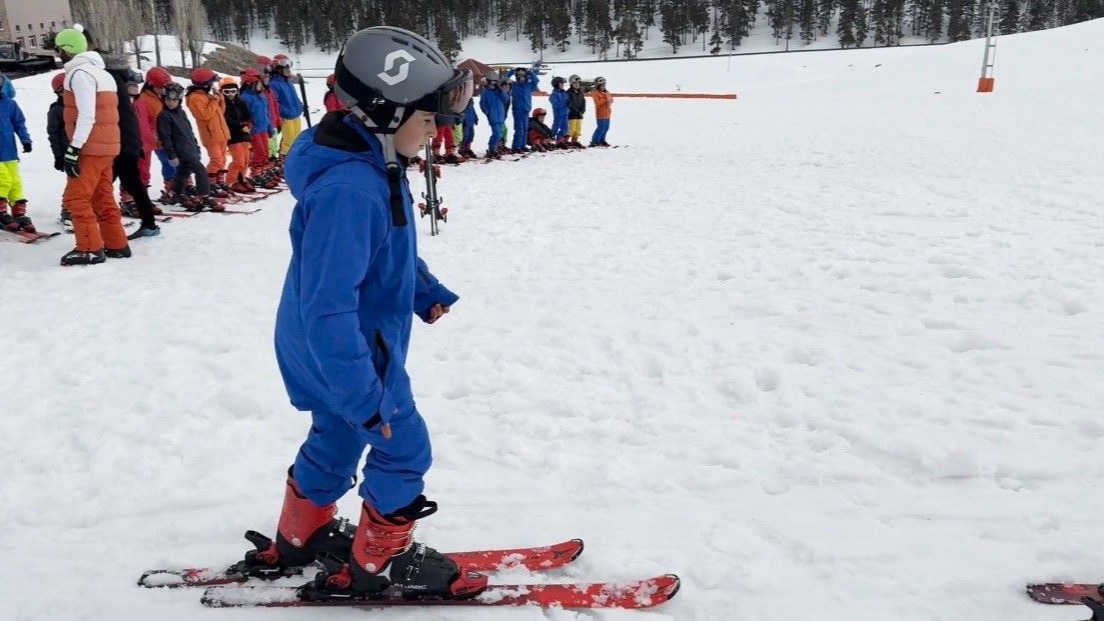 Sarıkamış'ta Nisan ayında 2 metre kar üzerinde kayak eğitimi