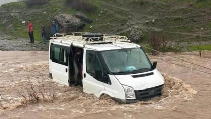 Sel Yolu Kapattı, Kalp krizi geçiren kadın araçta hayatını kaybetti