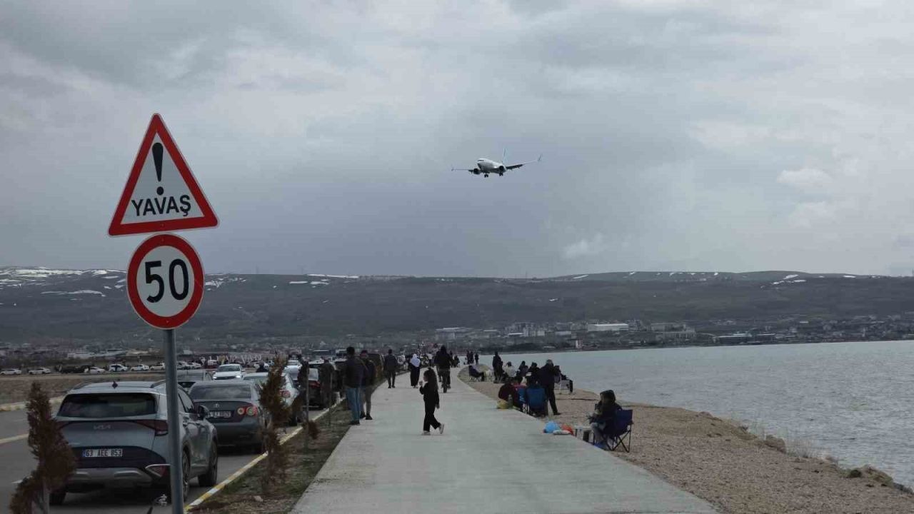 Sıcak havayı fırsat bilen Vanlılar sahile akın etti
