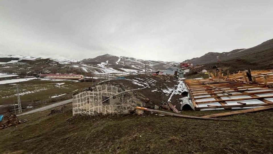 Şiddetli rüzgar çatıları uçurdu