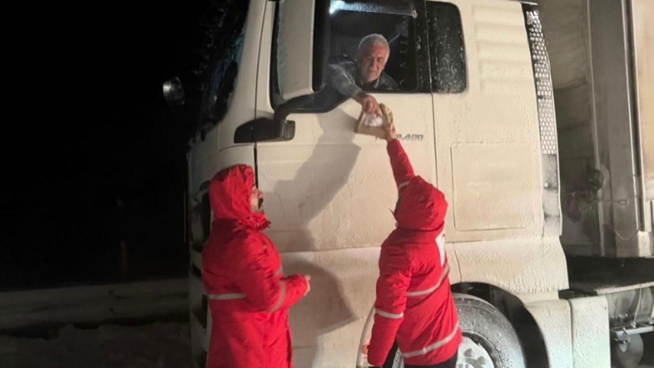 Tendürek Geçidi yoğun kar ve tipi nedeniyle ulaşıma kapandı