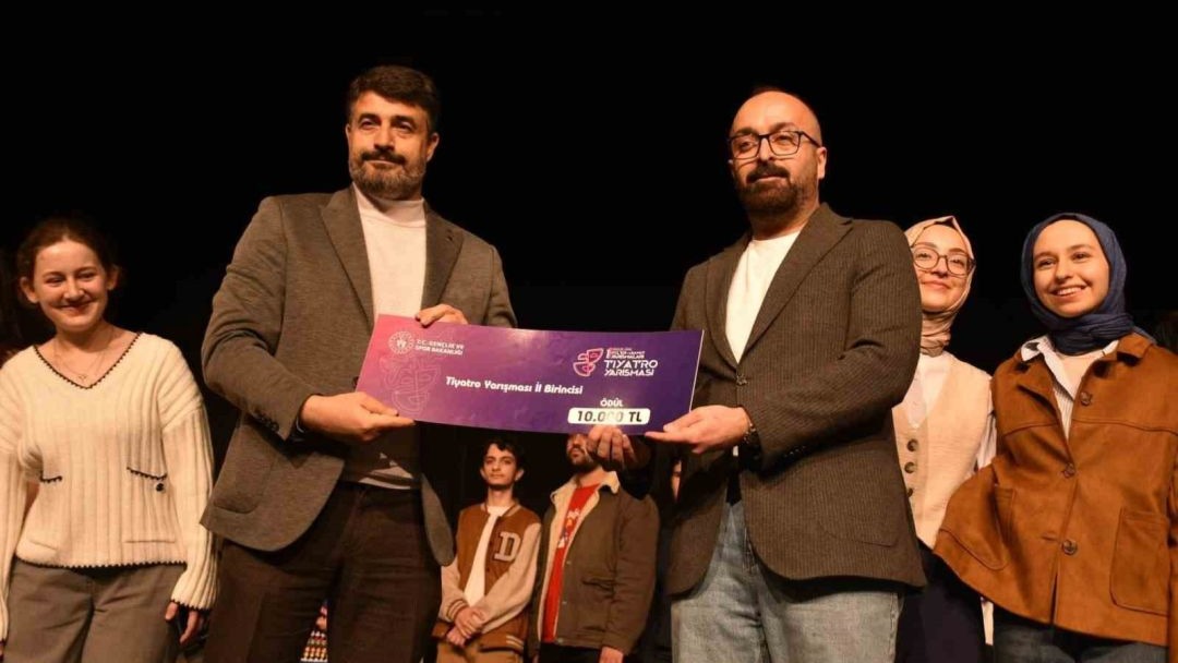 Tiyatro yarışmasında ipi Demir Ateşi göğüsledi