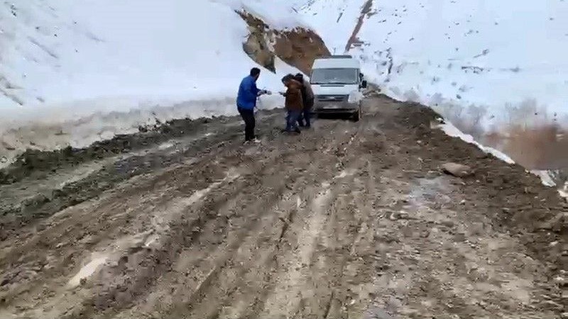 Van Bahçesaray’da çamurla mücadele: Vatandaşlar araçlarını iple çekerek ilerliyor