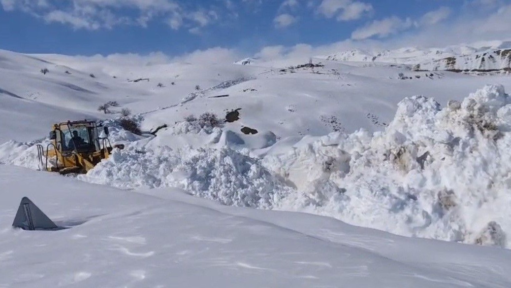 Van’da 5 metreyi bulan karda yol açma çalışması