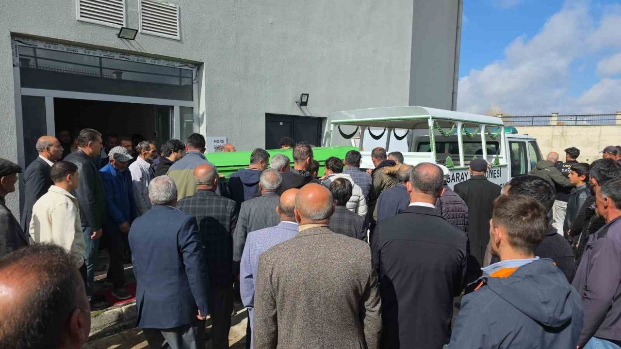 Van'da köpeklerin saldırısında hayatını kaybeden çocuk toprağa verildi