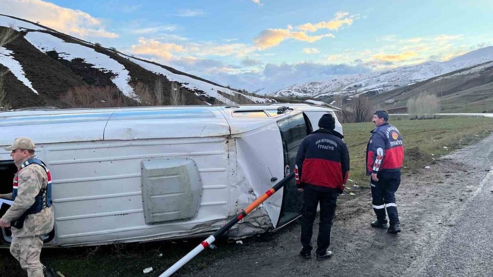 Van’da minibüs takla attı: 11 yaralı