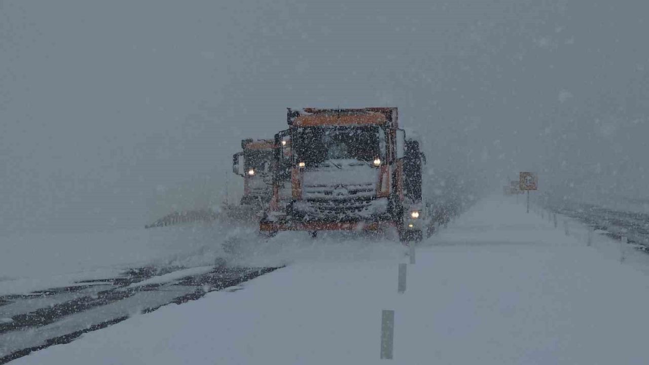 Van’da nisan sürprizi: Lapa lapa kar yağışı şehri beyaza bürüdü