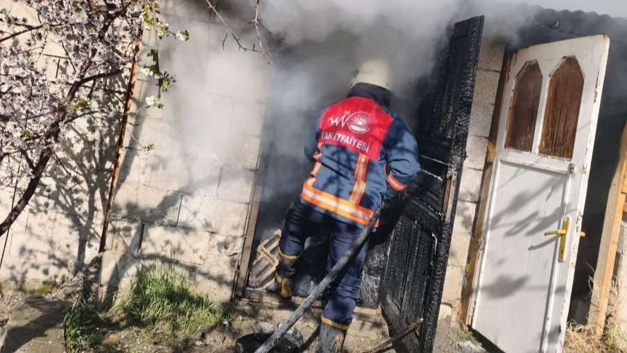 Van’da odunluk yangını