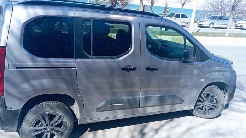 Van’da otomobil ile kamyonetin karıştığı kazada 2 kişi yaralandı