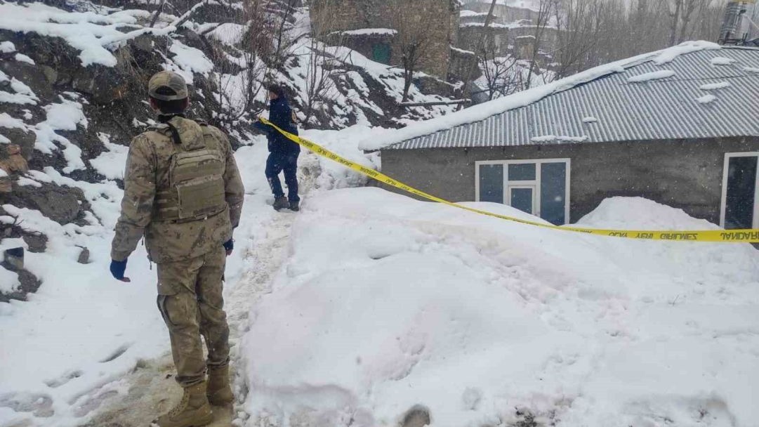 Van'da toprak kayması: 2 katlı ev hasar gördü