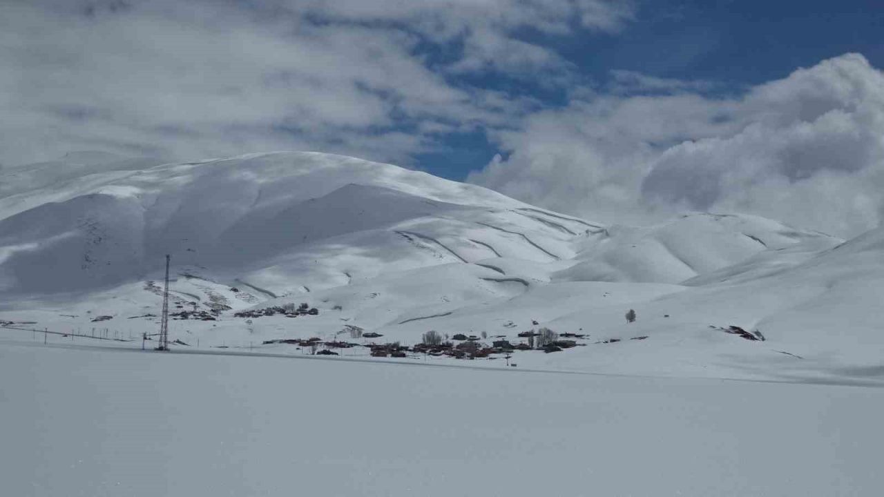 Van’ın yüksek kesimlerinde kar güzel manzaralar oluşturdu