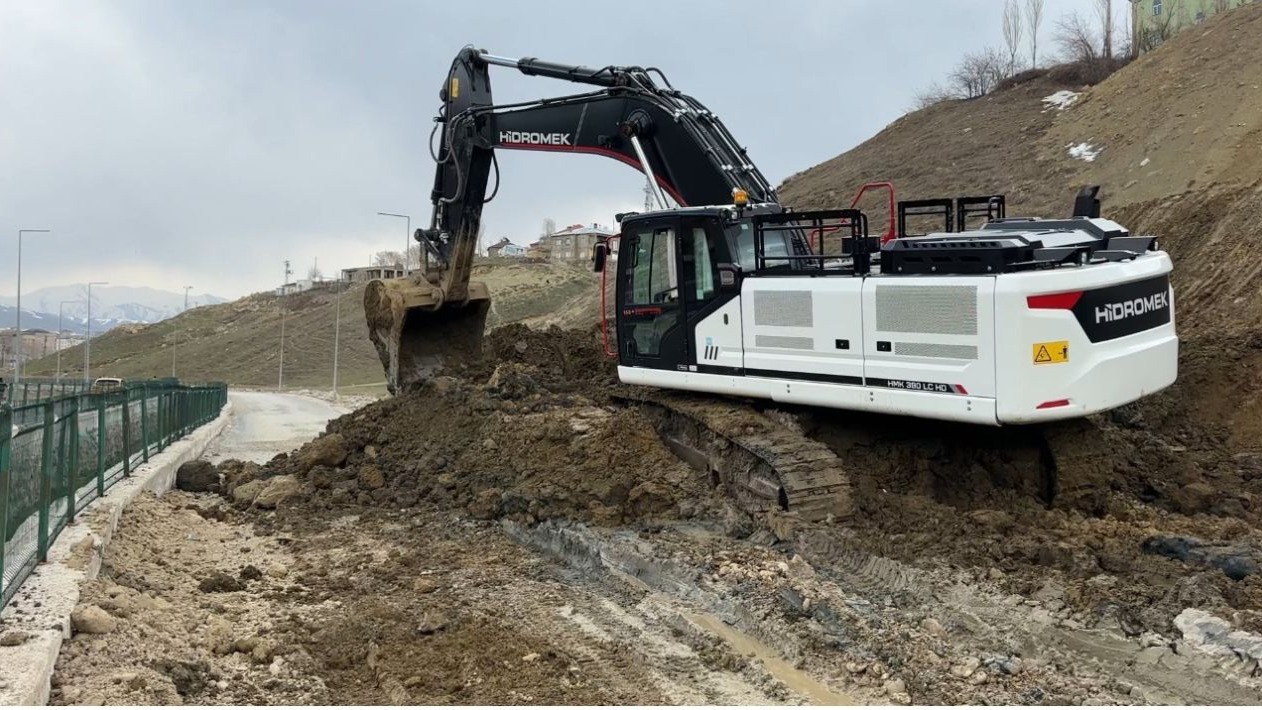 Yüksekova’da heyelan nedeniyle tek şeridi 19 gündür kapalı olan yol temizleniyor