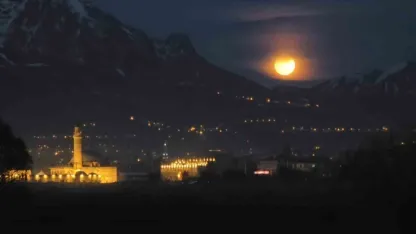 Tarih ve dolunay manzarası mest etti
