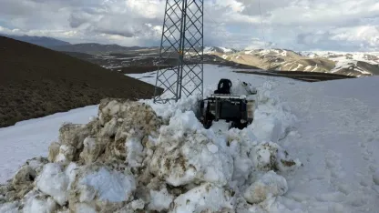 İran sınırında 3 metreyi aşan karda yol açma çalışması