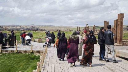 Bitlis'te bulunan dünyanın en büyük tarihi İslam mezarlığında ziyaretçi yoğunluğu başladı