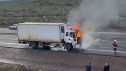 Seyir halindeki kamyon bir anda alev aldı