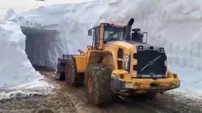 Mayıs ayında 6 metrelik kar mesaisi: İş makineleri kar tünellerinde kayboldu