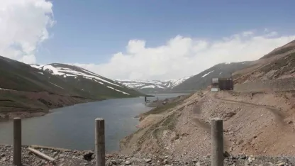 Iğdır'da su tutmaya başlayan Ünlendi Barajı çevresindeki köyler için 134 kilometrelik yeni yol yapılacak