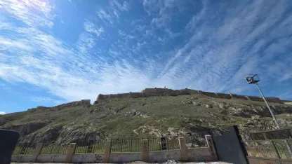 Van semalarında görsel şölen: Kümülüs bulutları ve Van Kalesi’nin muazzam uyumu
