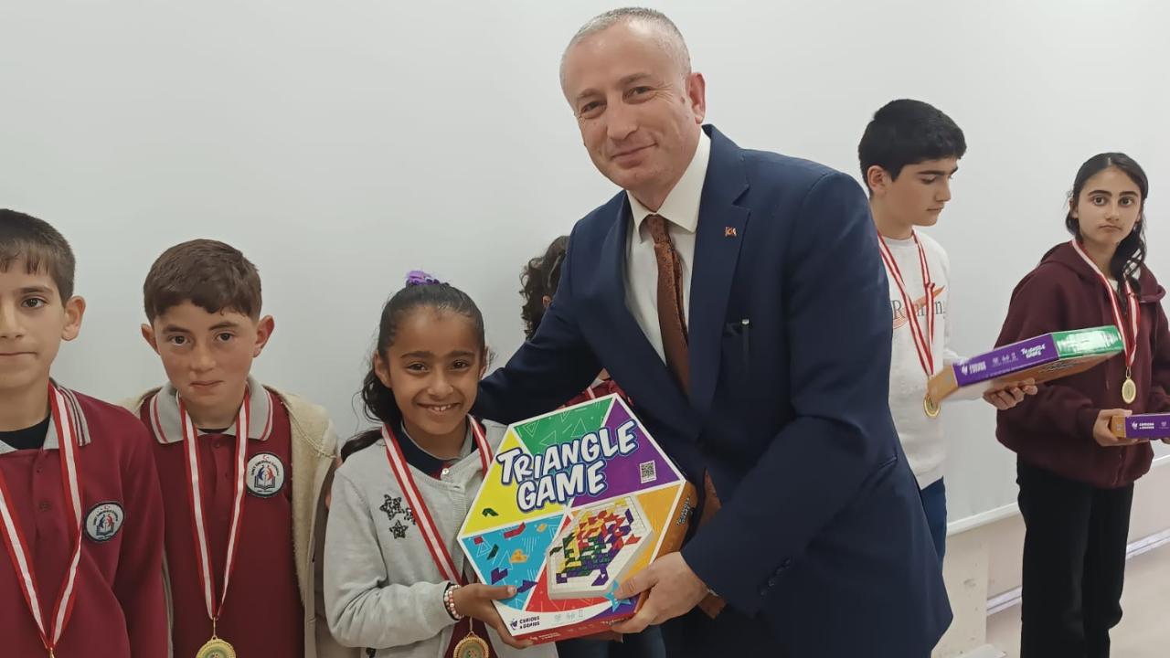 Ağrı’da Akıl ve Zeka Oyunları Turnuvası’nda dereceye giren öğrencilere ödül