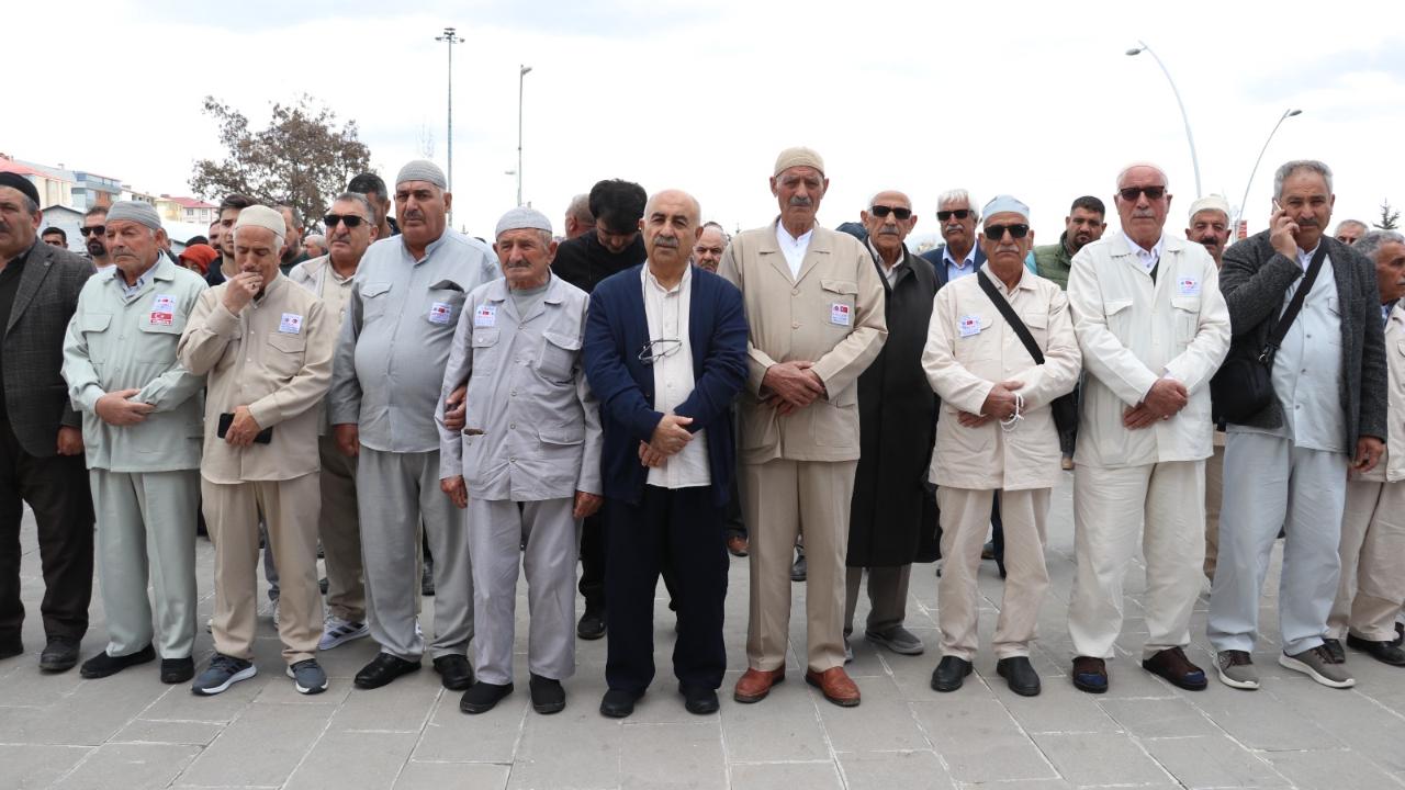 Ağrı’da hacı adayları kutsal yolculuğa dualarla uğurlandı