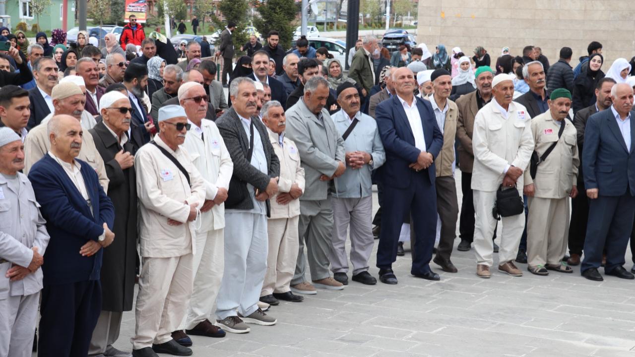 Ağrı’da hacı adayları kutsal yolculuğa dualarla uğurlandı