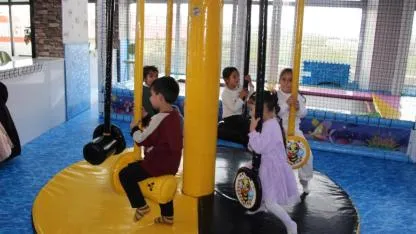 Ağrı'da köy okulu öğrencileri şehirde oyun alanlarında ağırlandı