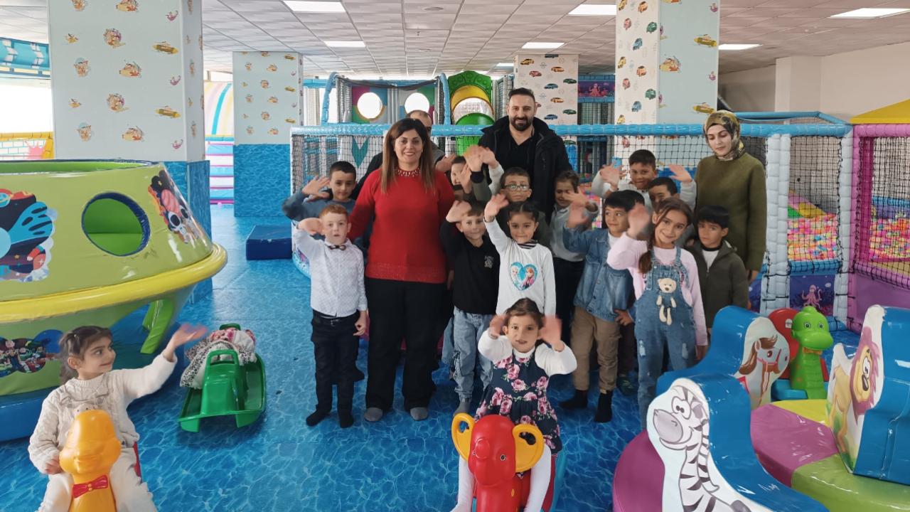 Ağrı'da köy okulu öğrencileri şehirde oyun alanlarında ağırlandı