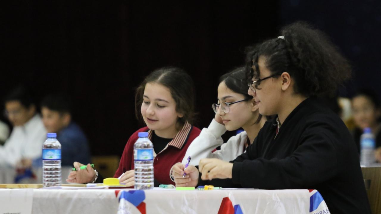 Ağrı’da öğrenciler matematik bilgileriyle yarıştı