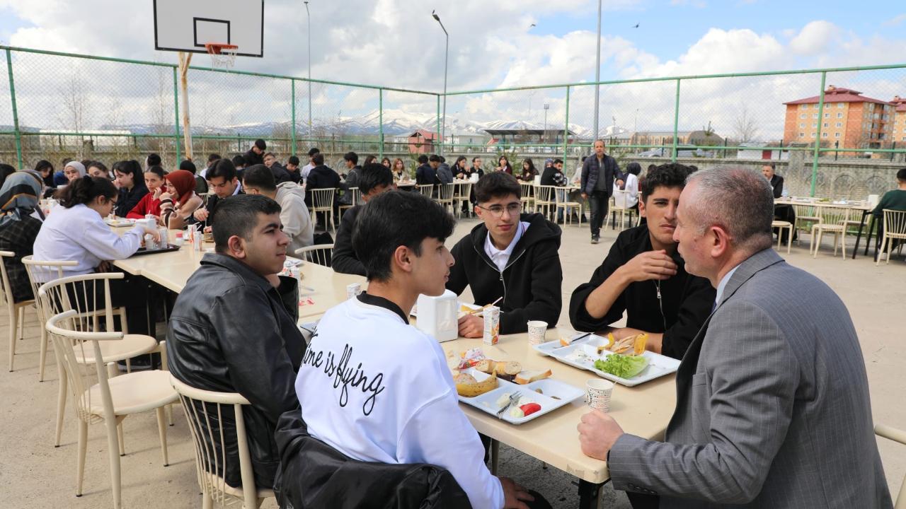 Ağrı’da YKS hazırlık öğrencilerine moral kahvaltısı