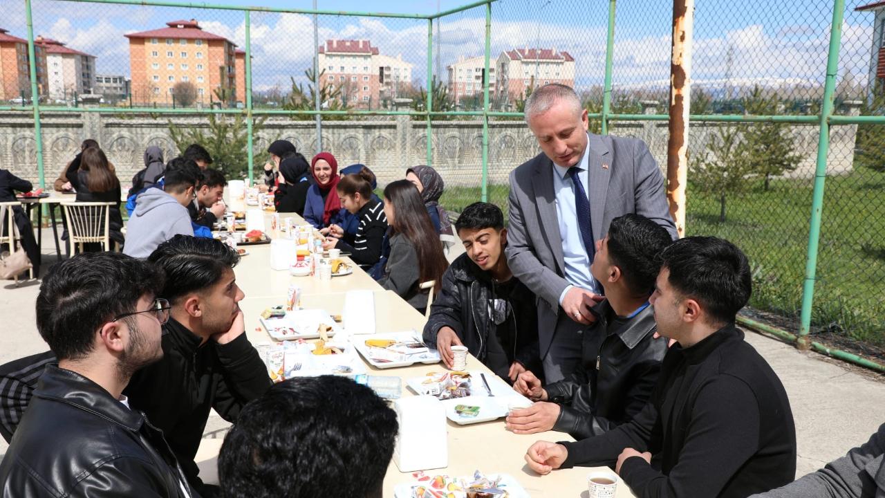 Ağrı’da YKS hazırlık öğrencilerine moral kahvaltısı