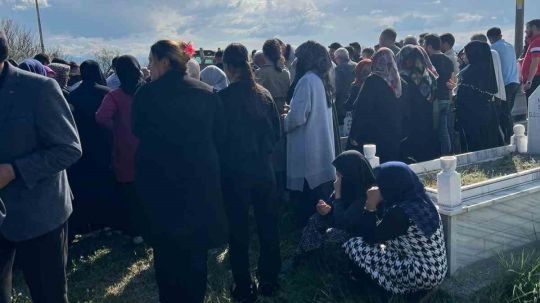 Arkadaşının elindeki silahın patlaması sonucu ölen çocuk toprağa verildi