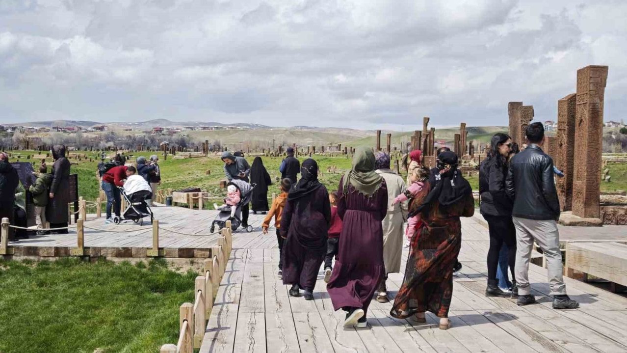Bitlis'te bulunan dünyanın en büyük tarihi İslam mezarlığında ziyaretçi yoğunluğu başladı