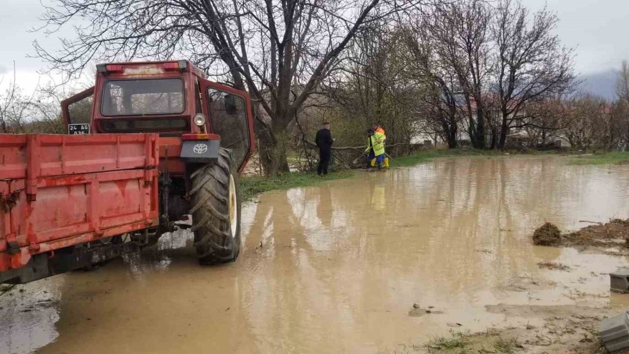 Erzincan'da sağanak yağış sel su baskınlarına neden oldu