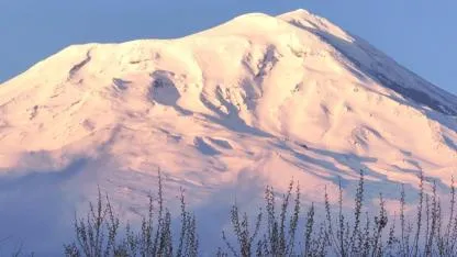Güneşin İlk Işıkları Ağrı Dağı’nı Altın Rengine Bürüdü
