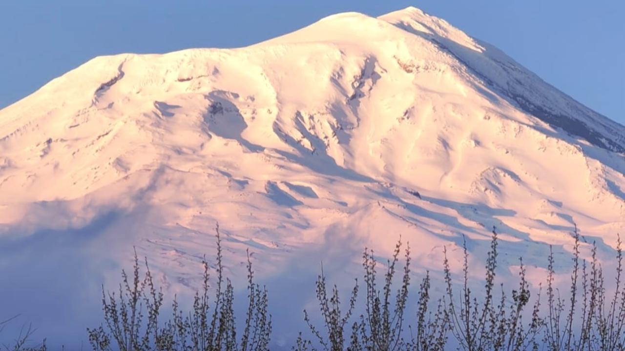 Güneşin İlk Işıkları Ağrı Dağı’nı Altın Rengine Bürüdü