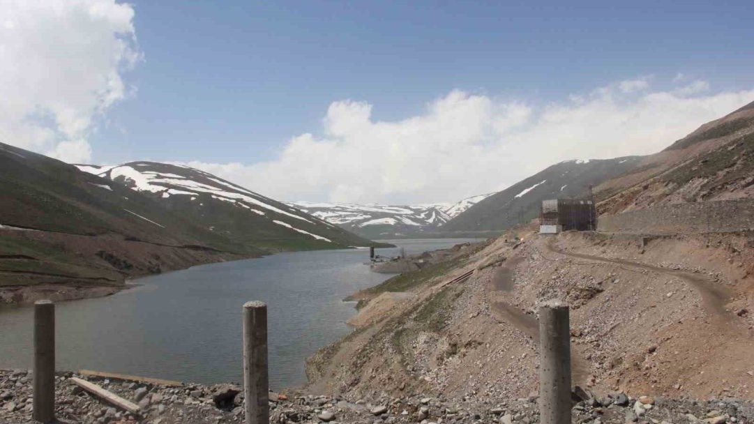 Iğdır'da su tutmaya başlayan Ünlendi Barajı çevresindeki köyler için 134 kilometrelik yeni yol yapılacak